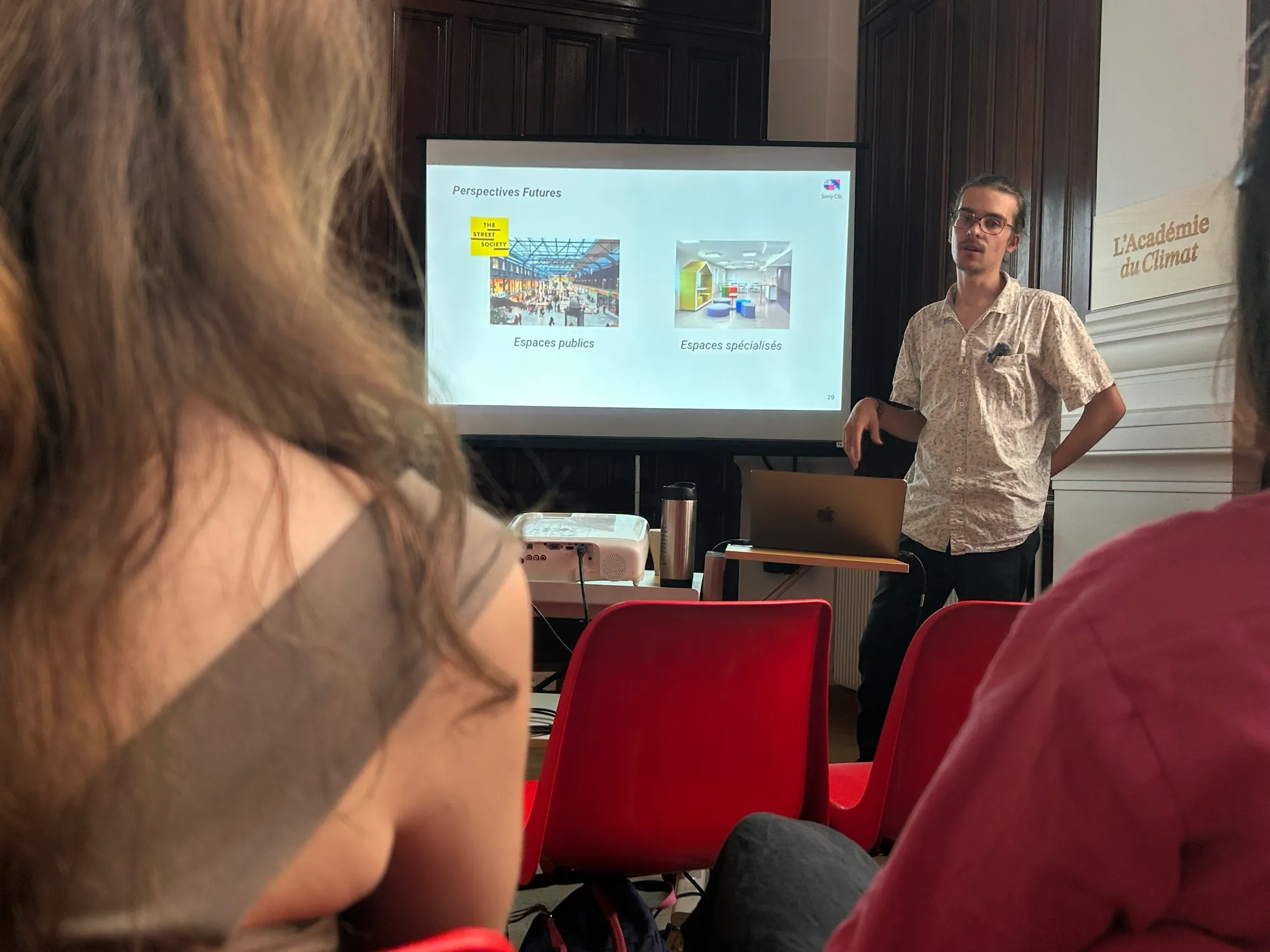 Zéphir presenting.